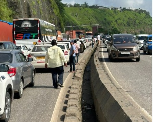 Traffic Update:Â Long Weekend Rush Causes Chaos on Mumbai-Pune Expressway