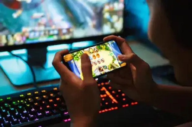 Man swallows keys, knife, and nail clippers after being denied to play mobile game