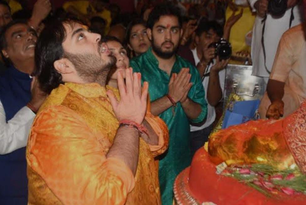 Mumbai's Lalbaugcha Raja Ganpati Mandal Honors Anant Ambani With Membership