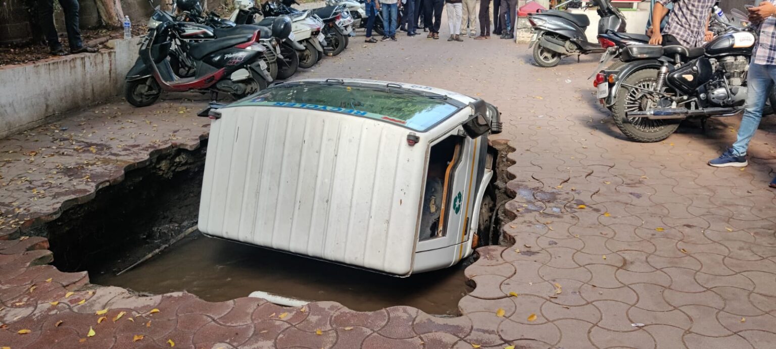Pune News: Truck Falls Into Pit At Samadhan Chowk Near City Post; Fire Brigade Responds