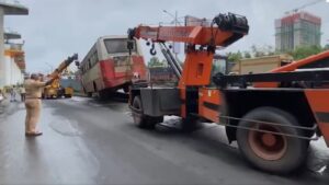 Mumbai NewsST bus climbs divider on Ghodbunder Road; no injuries reported