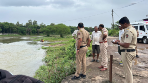Pune News Two Swept Away by Indrayani River While Taking Selfies in Kund Malya