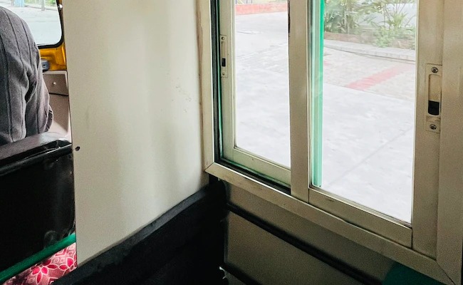 Woman Shares Photo of Bengaluru Auto Rickshaw With Car-Like Window, Internet Calls It "Cool"