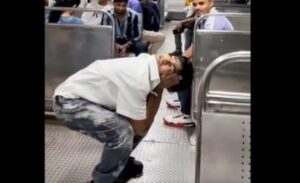 “Are you a human or a robot?” says passengers as young boy dancing and twisting his body at 180 degrees in Mumbai local train goes viral