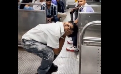 “Are you a human or a robot?” says passengers as young boy dancing and twisting his body at 180 degrees in Mumbai local train goes viral