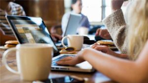 Is it possible to work in cafes without making a purchase? The online community weighs in