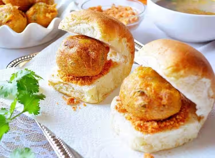 Nashik Eatery Brings Mumbai’s Iconic Vada Pav Flavor, Reaches Rs 2 Lakh Monthly Turnover