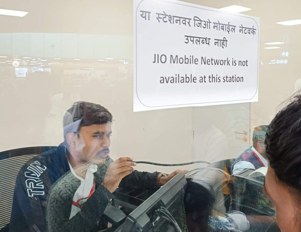 Lack of Mobile Network at Pune Metro’s Underground Stations Frustrates Commuters, Forces Physical Ticket Purchases