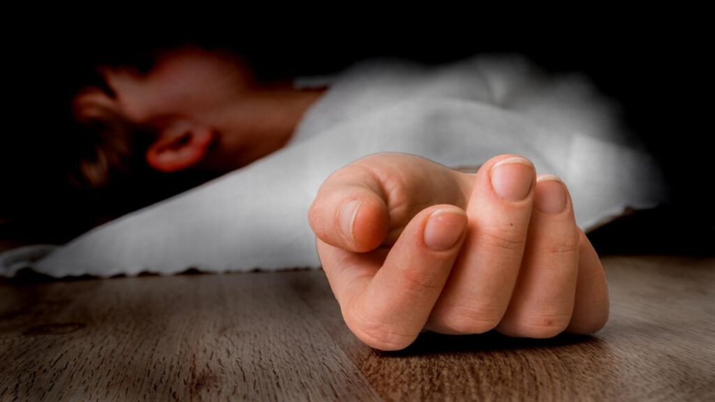 Pune Man attacks girlfriend, later hangs himself in a lodge in Pimpri