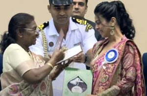 Emotional Moment: Manasi Parekh Breaks Down in Tears After Winning Best Actress National Award for 'Kutch Express'