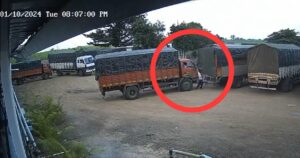 Worker Fatally Crushed Between Two Trucks at Anmol Agro Industries, Daund: CCTV Footage Reveals Tragic Accident