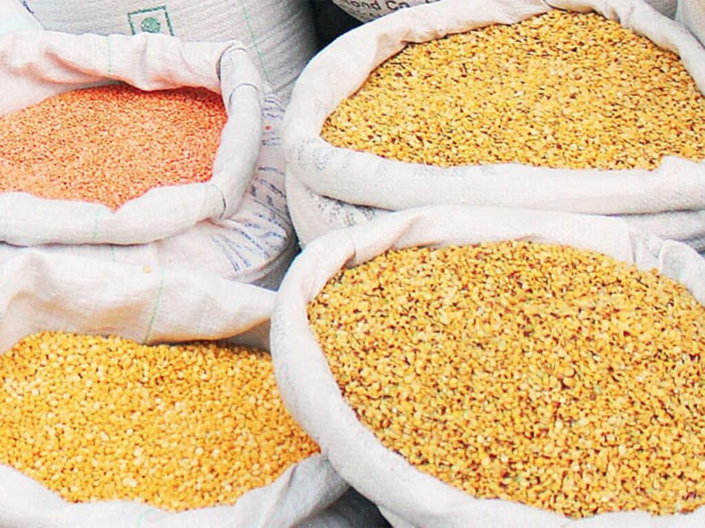 Price of Tur and Urad in major mandis declines by almost 10% in last three months