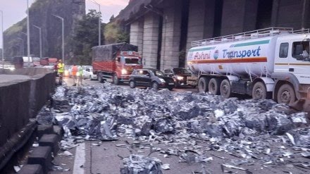 Scrap Spill from Overturned Truck Causes Major Traffic Block on Mumbai-Pune Expressway