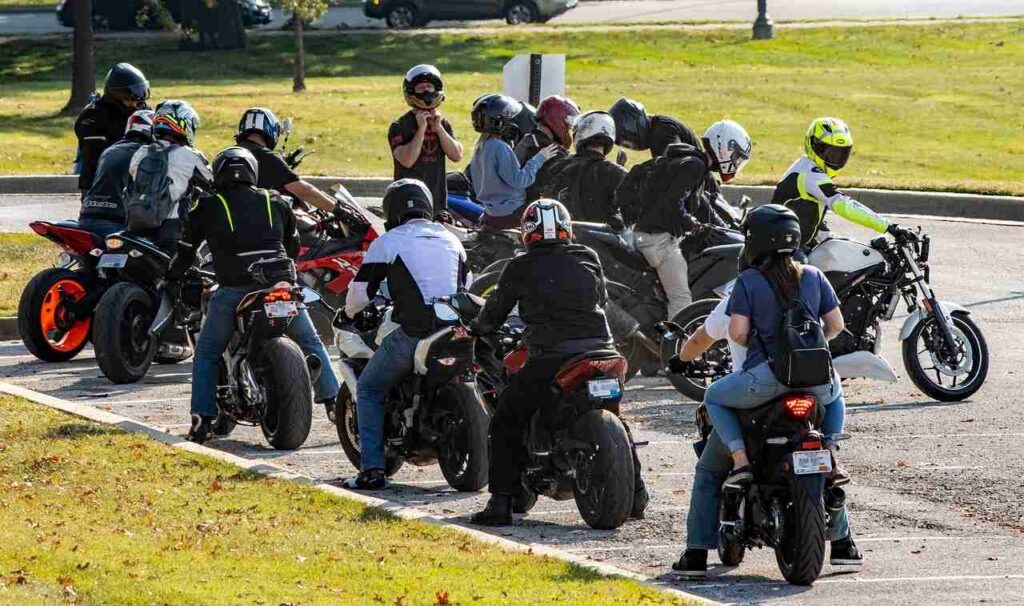 Helmet Use Mandatory For Government Employees: Pune Divisional Commissioner Dr. Chandrakant Pulkundwar Penalty for Violations; Notation in Service Record