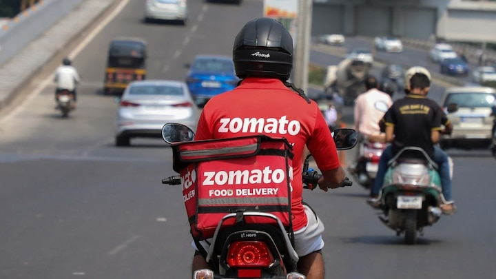 Zomato Delivery Partner Earns ₹300 Delivering 8 Orders on Diwali Night; Internet Moved by His Heartfelt Video