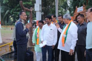 Chandrakant Dada Patil Receives Warm Welcome During Morning Walk Interaction with Kothrud Citizens
