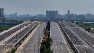 Wardens Accused of Taking ₹500 Bribe from Bus Driver on Mumbai–Pune Expressway; Citizens Assault Warden
