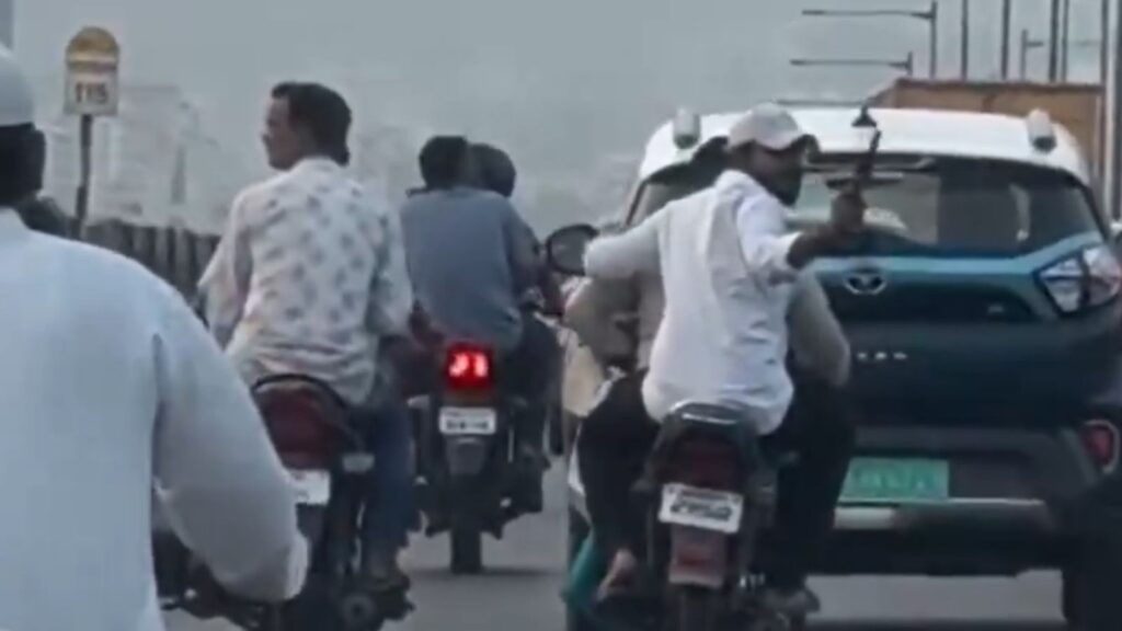 Pune Two Detained For Creating Panic On Vadgaon Bridge With Fake Pistol Used For Bursting Crackers