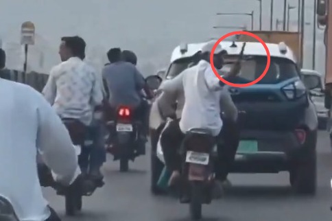 Pune Stunned: Youths Display Gun on Busy Road, Intimidate Commuters – Video Sparks Outrage