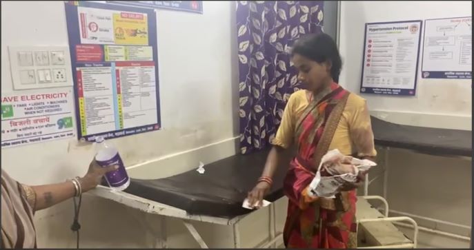 Pregnant Woman Allegedly 'Forced' To Clean Blood-Stained Hospital Bed After Husband's Death in Dindori; Viral Video Sparks Outrage