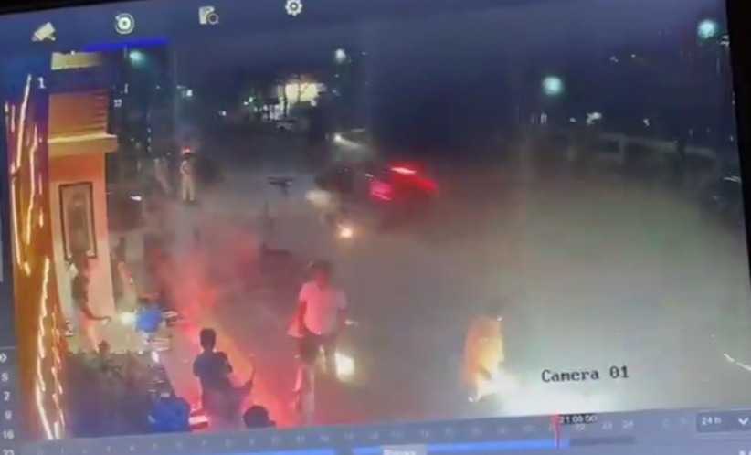 Pune Viral Video: Man Hit by Speeding Car While Bursting Firecrackers, Dies on the Spot