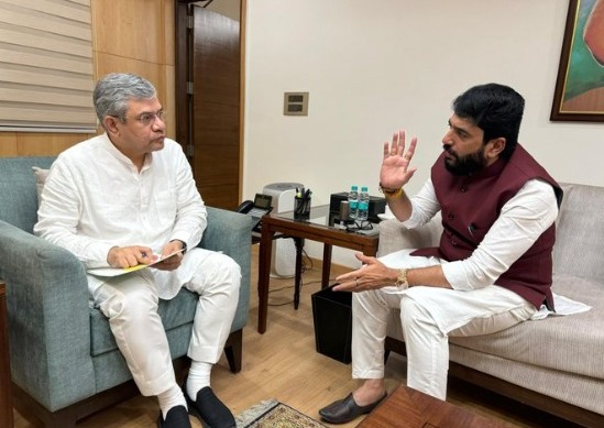 Murlidhar Mohol Meets Ashwini Vaishnaw To Discuss Key Rail, Broadcasting, And Infrastructure Proposals For Pune