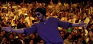 Shah Rukh Khan Rings in 59th Birthday with Fans: 'King is Coming,' Says SRK; Dances to Iconic Hits