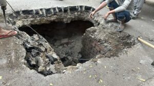 Pune: Major Accident Averted As Sinkhole Found On JM Road, Repairs Begin 