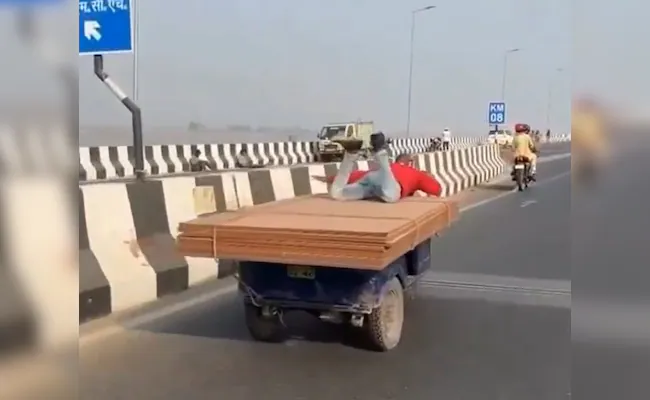 E-rickshaw driver's daring act on a flyover gains widespread attention.