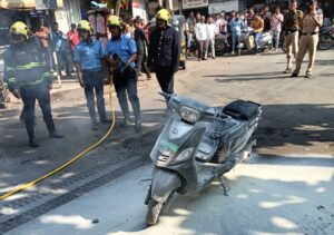 Electric Bike Catches Fire Near Perugate Police Chowky in Pune; No Injuries Reported