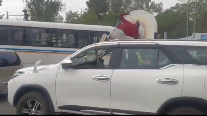 Nanded Incident Young Man Attacks Driver on Moving Car After Horn Dispute; Video Surfaces Online