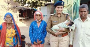 Maharashtra: RPF team of Chalisgaon helps woman deliver a baby girl during journey 