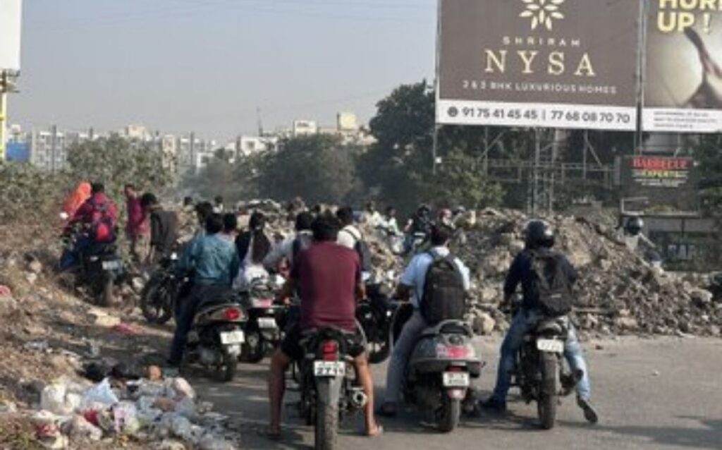 Pune: Miscreants Block Bharat Mata Road in Dhanori, Causing Major Inconvenience