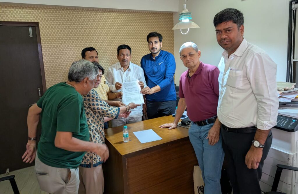 Pune: Nagar Road Citizens Submit Petition To MLA Bapu Pathare On Pending Road Acquisitions And Congestion Issues 
