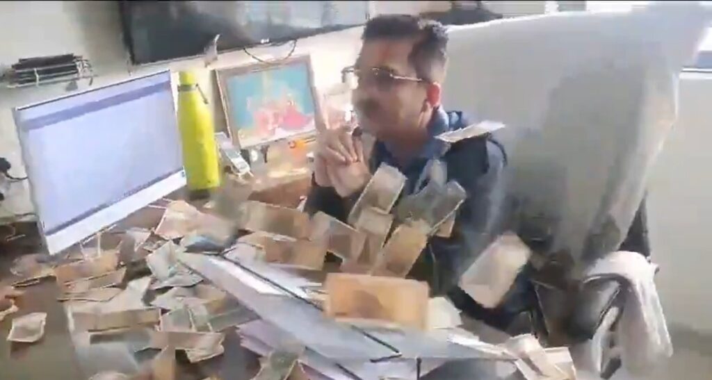 ‘Le khaa’: Protesters Throw Currency Notes at Allegedly Corrupt Officer in Gujarat | Viral Video