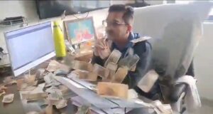 ‘Le khaa’: Protesters Throw Currency Notes at Allegedly Corrupt Officer in Gujarat | Viral Video