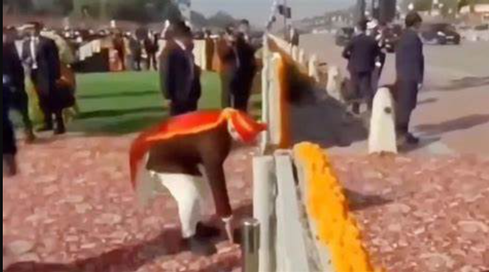 modi picking garbage