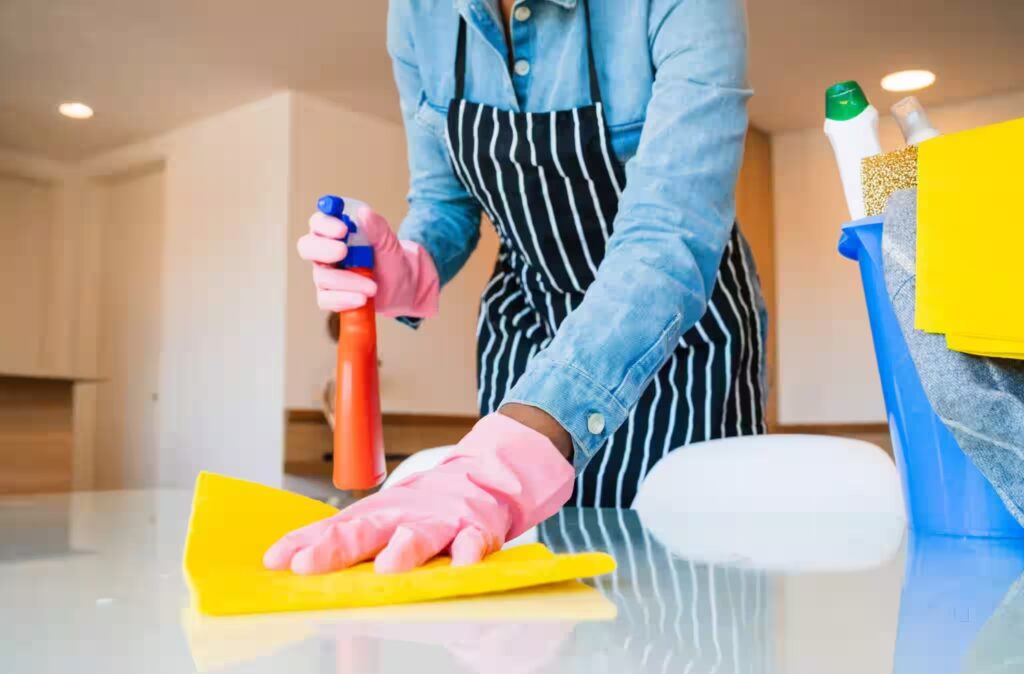 Bengaluru Woman Seeks Reddit's Advice on Cutting Maid’s Pay for a 10-Day Leave, Sparking Debate