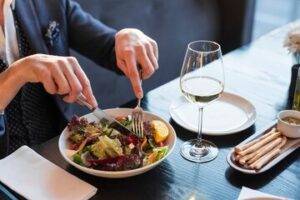 Reddit User Calls Out ‘Aggressive Tipping Culture’ in India After Awkward Restaurant Experience