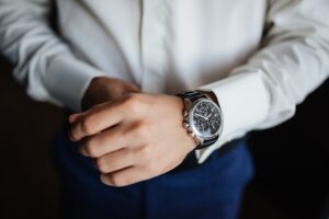Why Most Men Wear Watches on Their Left Wrist Tradition, Comfort, and Practicality