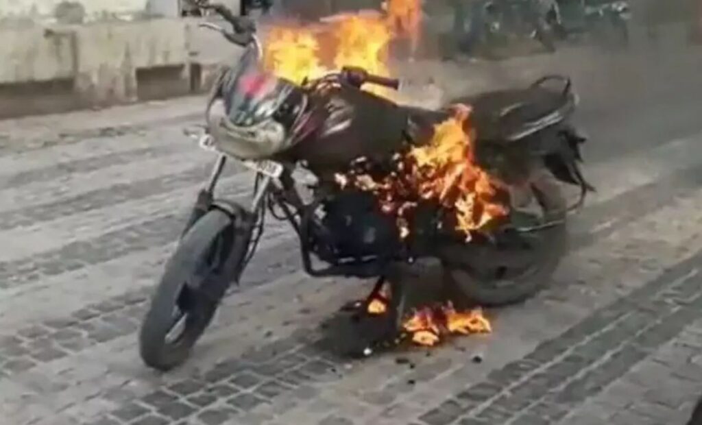 Pune: Man Refuses To Join Liquor Party Due To Wife’s Restriction, Angry Friends Set Motorcycles On Fire