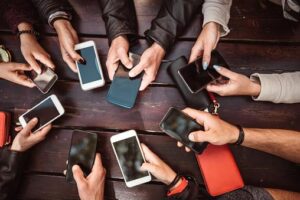 India’s Digital Surge 1.1 Lakh Crore Hours Spent on Smartphones in 2024