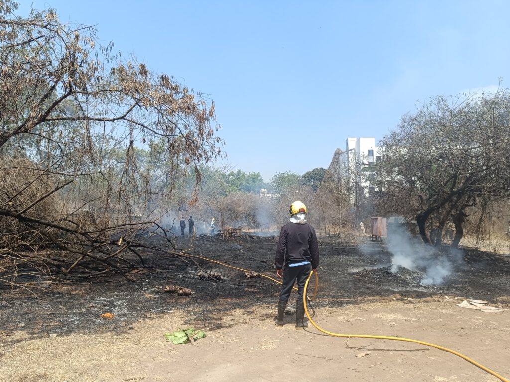 Fire Breaks Out Near Registrar's Residence at Savitribai Phule Pune University; Fire Brigade Attempts to Douse Flames