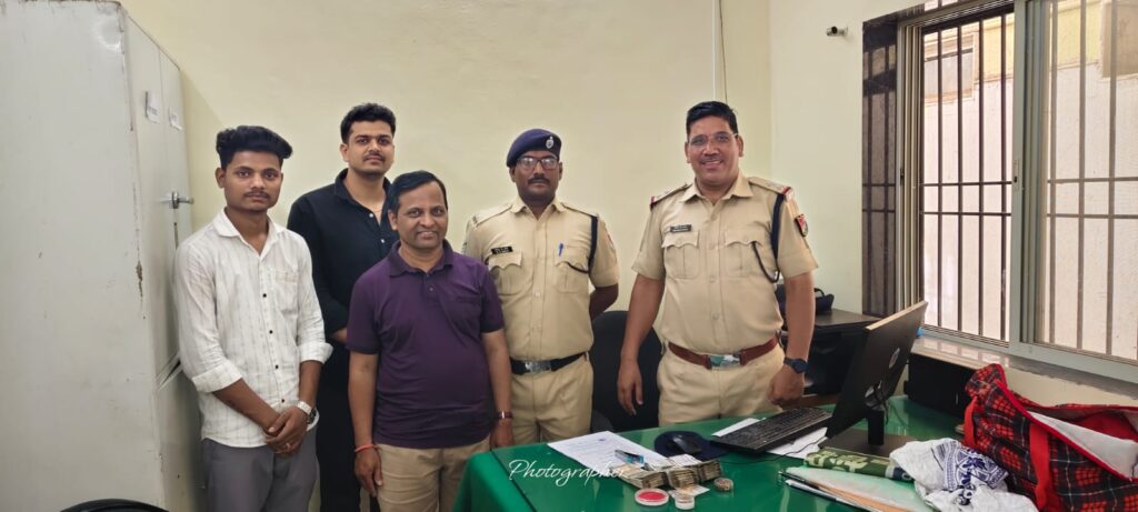 RPF Pune Returns Lost Passenger Bag Worth ₹3.74 Lakh Under “Operation Amanat”