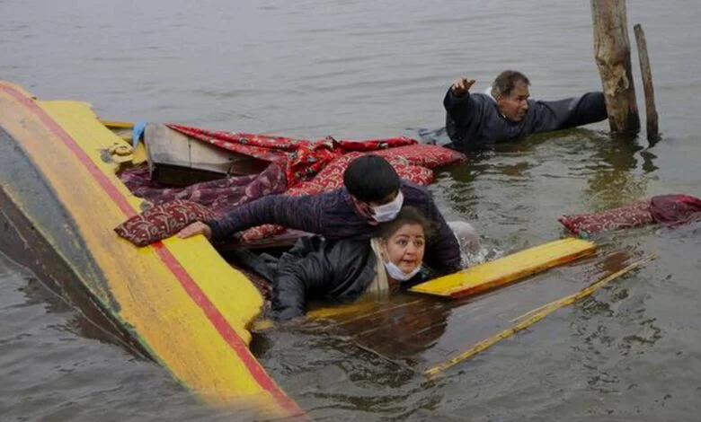 On Cam Shikara Capsizes in Dal Lake; Four Family Members Rescued in Time