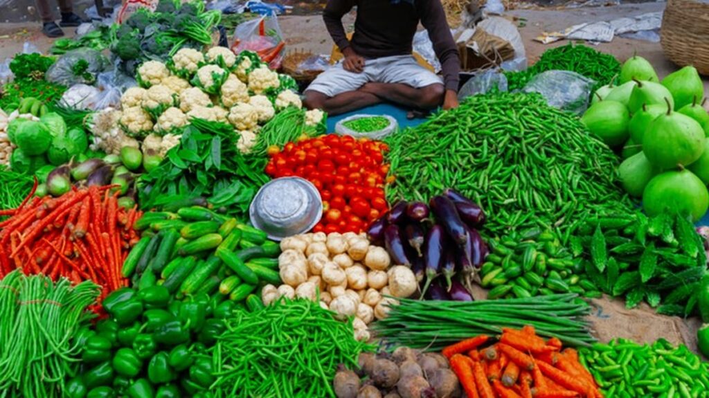 Prices Of Green Chilli, Drumstick, Groundnut Pods, And Raw Mango Drop Due To Increased Supply In Pune Market
