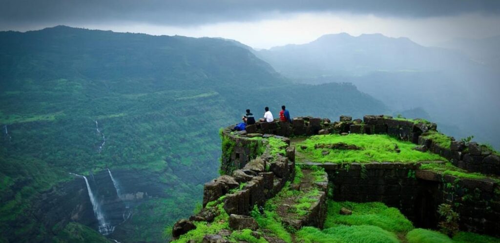 Cozy Romantic Escapes for Couples near Mumbai and Pune: The Best Hill Stations