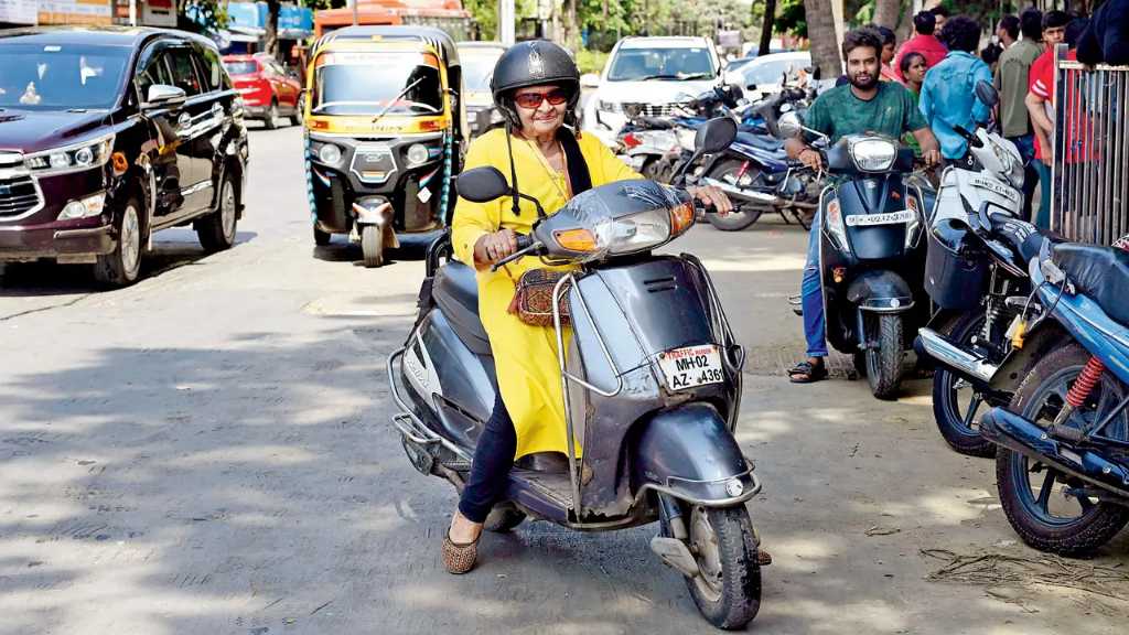 Meet Mumbai’s Traffic Granny Anuradha Kulkarni, 74, Who’s Been Volunteering With the Police for Over 30 Years
