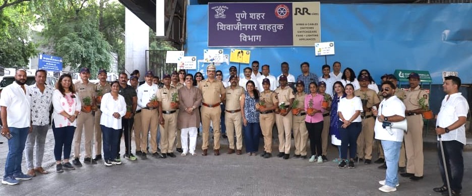 Pune Social Group Joins Hands With Police For Traffic Safety Drive At Shivaji Nagar