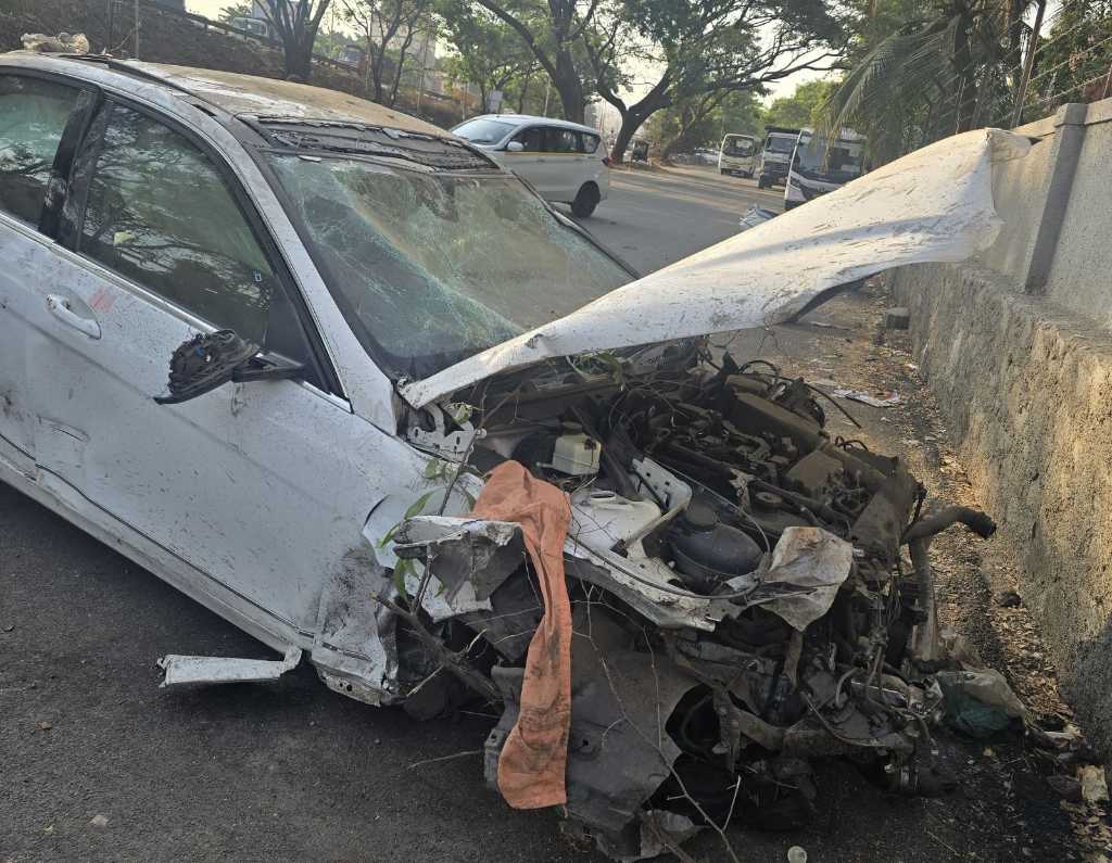 Speeding Mercedes Crashes into Bike on Pune-Bangalore Highway; One Dead, Car Plunges Off Wadgaon Bridge